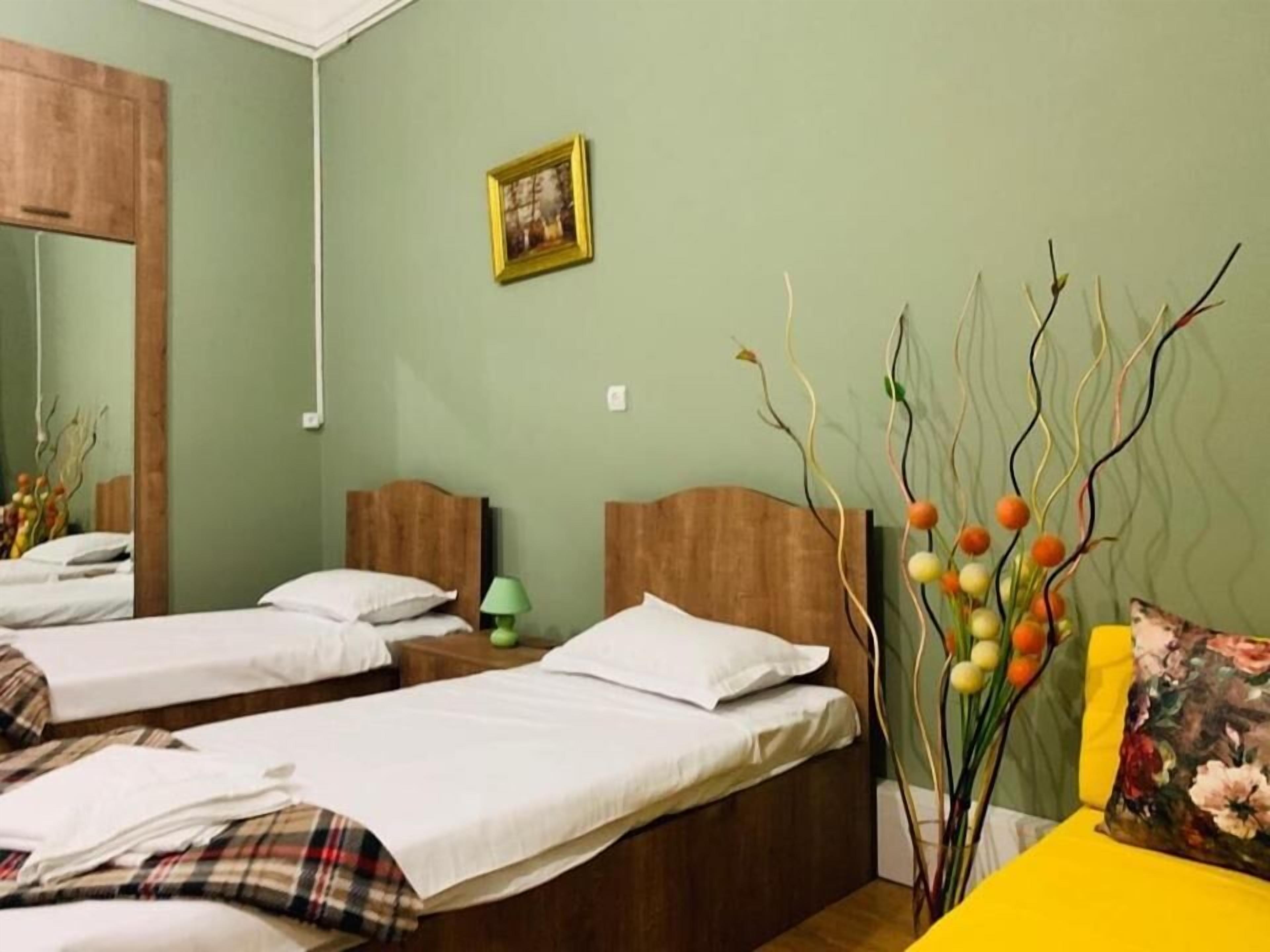 Habitación con 2 camas individuales, vistas al patio | Cortinas opacas y wifi gratis