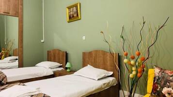 Kahden hengen huone (kaksi sänkyä), näköala pihalle | Pimennysverhot, ilmainen Wi-Fi