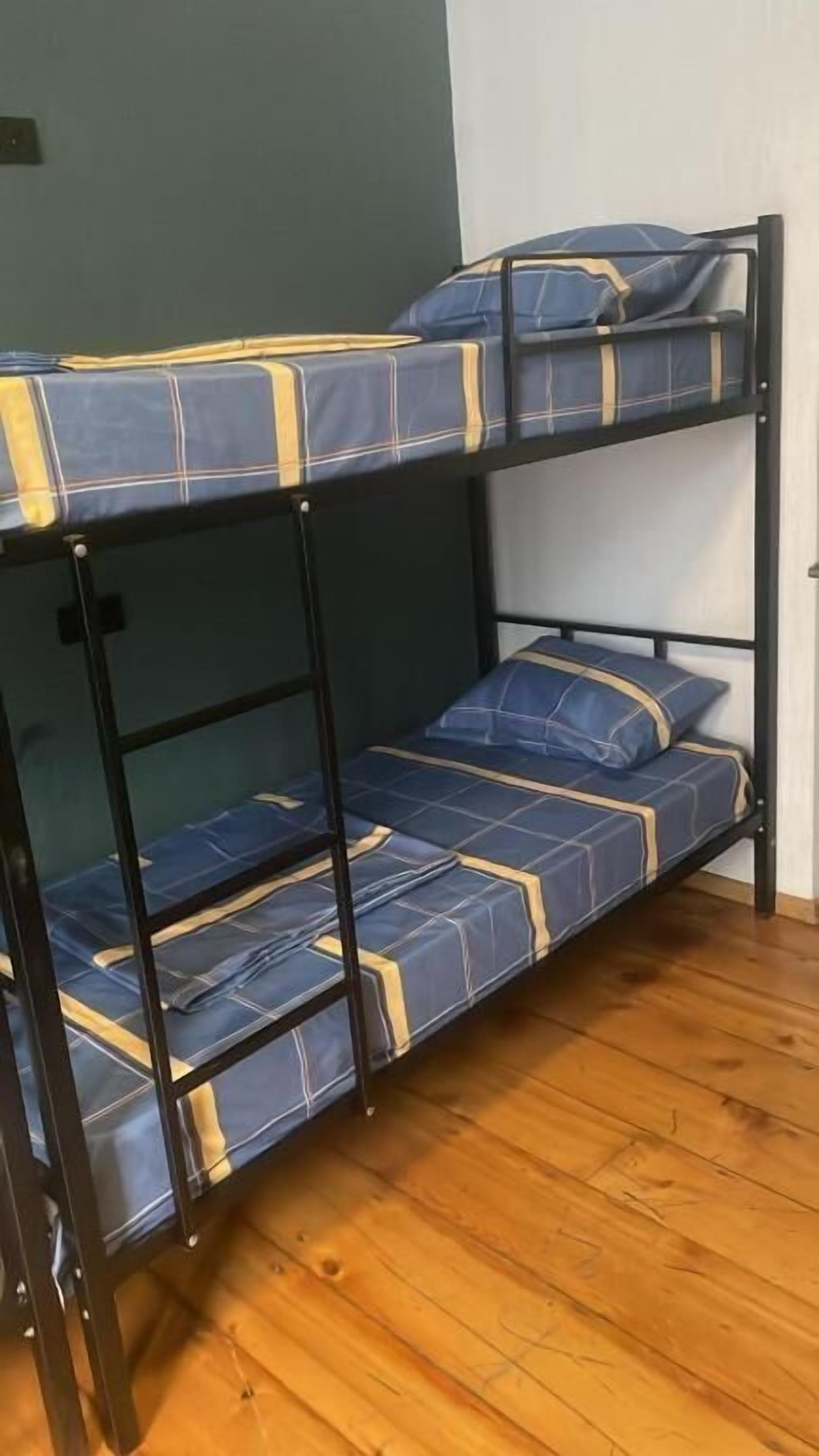 Dormitorio compartido familiar, vistas al patio | Cortinas opacas y wifi gratis