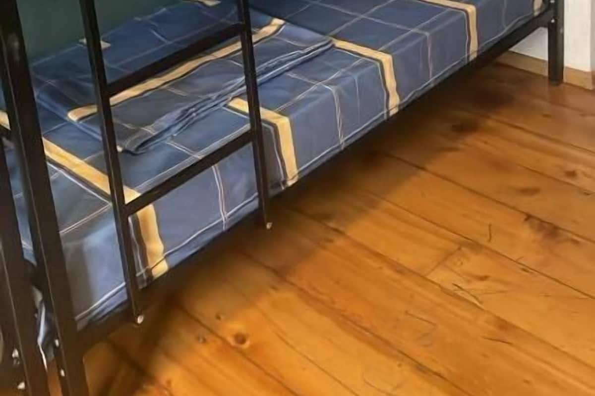 Dormitorio compartido familiar, vistas al patio | Cortinas opacas y wifi gratis