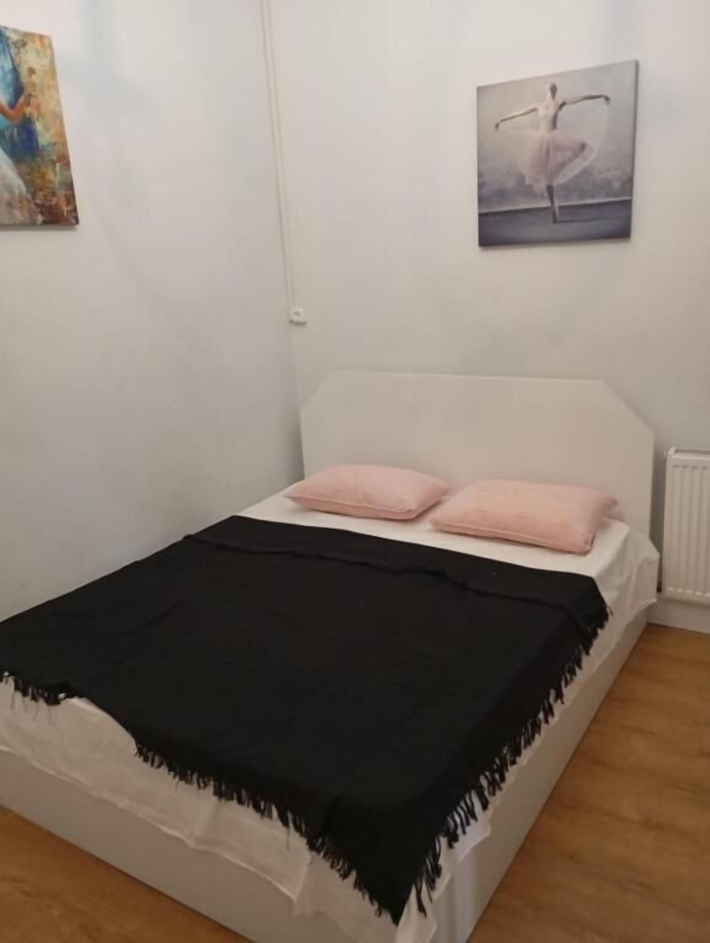 Habitación económica doble, vistas al patio | Cortinas opacas y wifi gratis