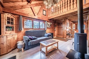 Fireplace, ping pong - Chalet “6p Comfort - L’ours Blanc”: Mountain View, Private Garden & Wi-Fi (Verchaix)
