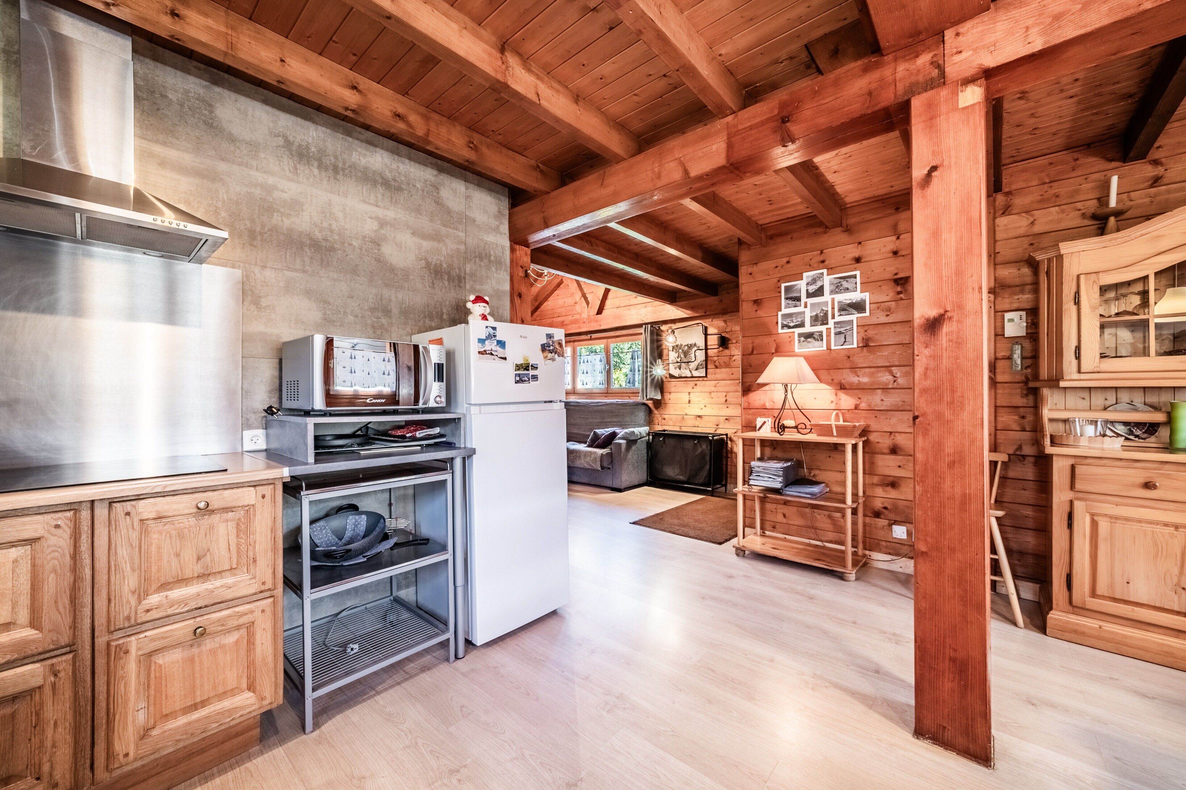 Ein Holzblockhaus-Innenraum mit Küche, Essbereich und Kamin.