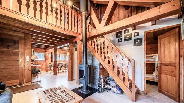 A wooden interior with a central staircase, a fireplace, and a dining area. - Chalet “6p Comfort - L’ours Blanc”: Mountain View, Private Garden & Wi-Fi (Verchaix)