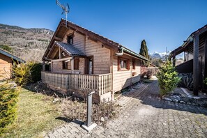 Exterior - Chalet “6p Comfort - L’ours Blanc”: Mountain View, Private Garden & Wi-Fi (Verchaix)