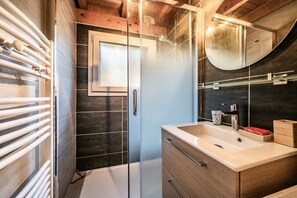 Shower - Chalet “6p Classic - Les Gentianes” with Mountain View, Private Terrace & Wi-Fi (Verchaix)