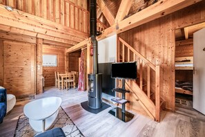 Interior - Chalet “6p Classic - Les Gentianes” with Mountain View, Private Terrace & Wi-Fi (Verchaix)