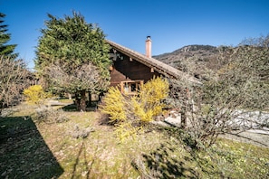 Property grounds - Chalet “6p Classic - Les Gentianes” with Mountain View, Private Terrace & Wi-Fi (Verchaix)