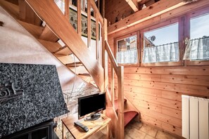 Interior - Chalet “4p Simple - La Gélinotte”: Mountain View, Private Terrace & Wi-Fi (Verchaix)