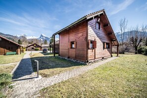 Exterior - Chalet “6p Classique - Amarock” with Mountain View, Private Terrace and Wi-Fi (Verchaix)