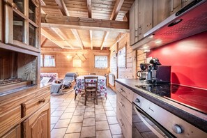 Fridge, microwave, oven, stovetop - Chalet “6p Classique - Amarock” with Mountain View, Private Terrace and Wi-Fi (Verchaix)