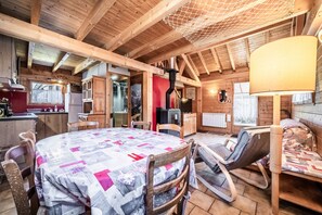 Dining - Chalet “6p Classique - Amarock” with Mountain View, Private Terrace and Wi-Fi (Verchaix)
