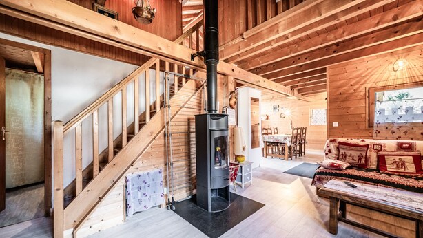 A wooden interior with a staircase, a fireplace, a sofa, and a dining area. - Chalet “6p Comfort – Le Grand Tétras”: Mountain View, Private Terrace & Wi-Fi (Verchaix)