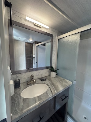 Shower, towels, soap, toilet paper - Cozy 1-bedroom & 3-bedroom loft in fantastic Key Largo with Marina (Key Largo)
