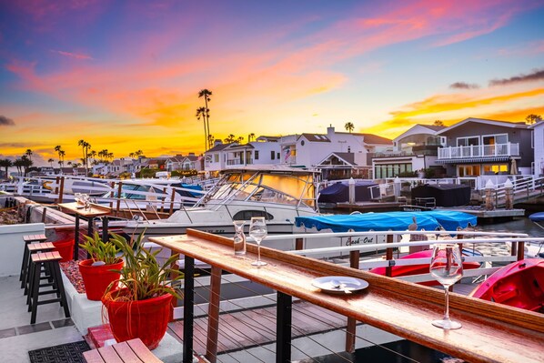 Outdoor dining - Waterfront W/Jacuzzi, Deck, Walk To Beach & Restaurants! (Newport Beach)