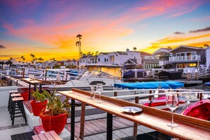 Outdoor dining - Waterfront W/Jacuzzi, Deck, Walk To Beach & Restaurants! (Newport Beach)