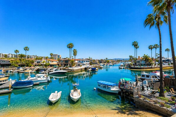 Marina - Waterfront W/Jacuzzi, Deck, Walk To Beach & Restaurants! (Newport Beach)