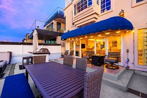 Outdoor dining - Waterfront W/Jacuzzi, Deck, Walk To Beach & Restaurants! (Newport Beach)