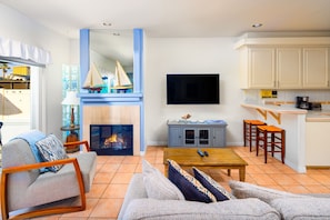 Smart TV, fireplace - Waterfront W/Jacuzzi, Deck, Walk To Beach & Restaurants! (Newport Beach)