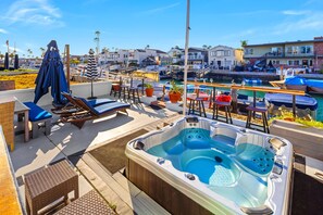Outdoor spa tub - Waterfront W/Jacuzzi, Deck, Walk To Beach & Restaurants! (Newport Beach)