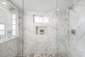 Shower, hair dryer, towels - Waterfront W/Jacuzzi, Deck, Walk To Beach & Restaurants! (Newport Beach)