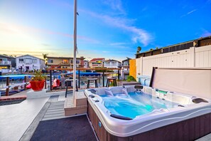 Terrace/patio - Waterfront W/Jacuzzi, Deck, Walk To Beach & Restaurants! (Newport Beach)