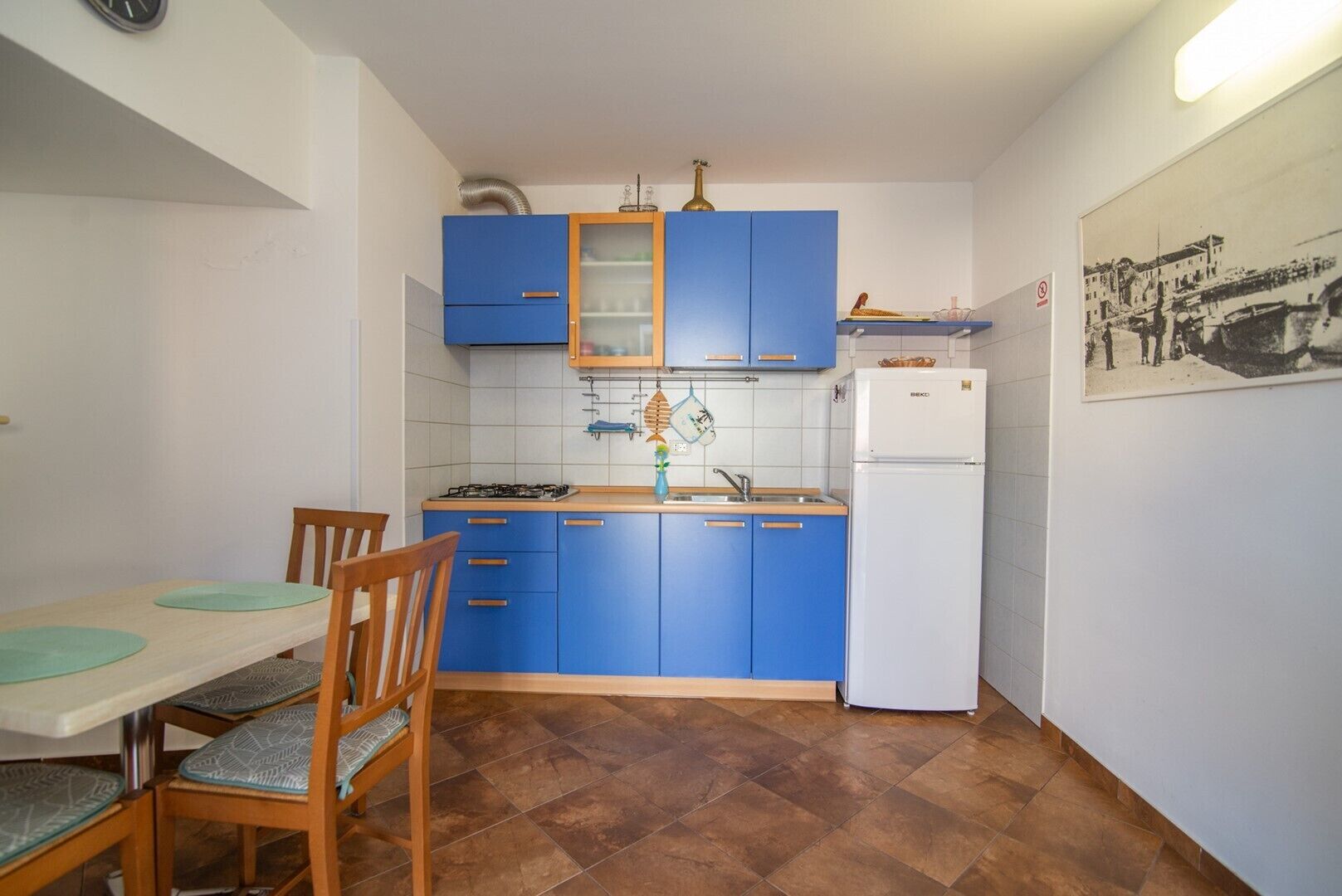 冷蔵庫、コンロ、調理器具と食器