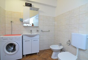 Bathroom - Rovenska House / Antony A2 (Veli Lošinj)