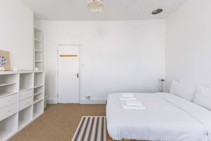 Iron/ironing board, Internet, bed sheets - Charming 2BDR Home 25mins to Central London (Greater London)