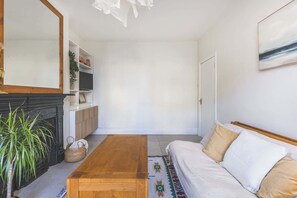 TV - Charming 2BDR Home 25mins to Central London (Greater London)