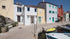 A narrow street with colorful buildings, a stone wall, and a bench. - Zdenka / Rovenska in Veli Lošinj (Veli Lošinj)