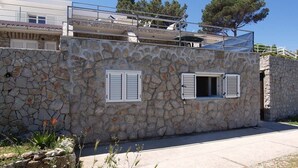 A stone building with two windows and a balcony. - Lacic / Lacic B4 in Mali Lošinj (Mali Lošinj)