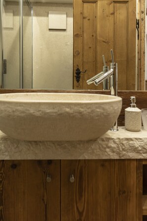 Dusche, Haartrockner, Bidet, Handtücher