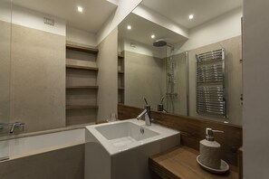 Dusche, Haartrockner, Bidet, Handtücher