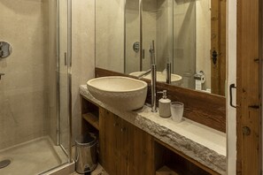 Dusche, Haartrockner, Bidet, Handtücher