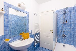 Shower, hair dryer, bidet, towels - Magnolia- 2-bedroom apartment with balcony (Massa Lubrense)