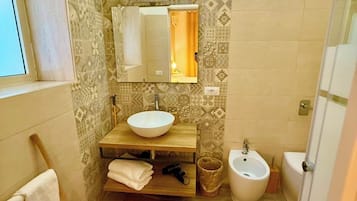 Bruser, hårtørrer, bidet, håndklæder