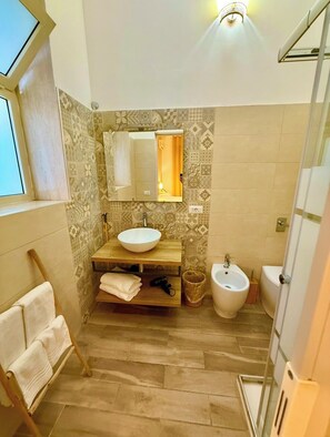 Bruser, hårtørrer, bidet, håndklæder