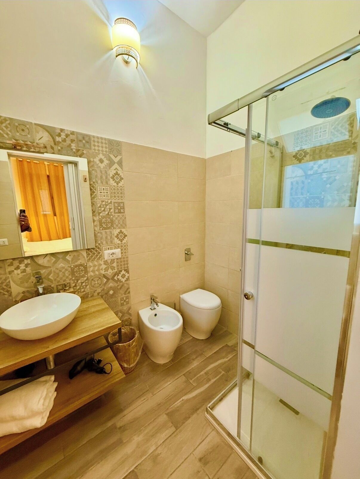 Dusche, Haartrockner, Bidet, Handtücher