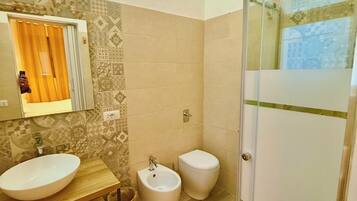 Dusche, Haartrockner, Bidet, Handtücher