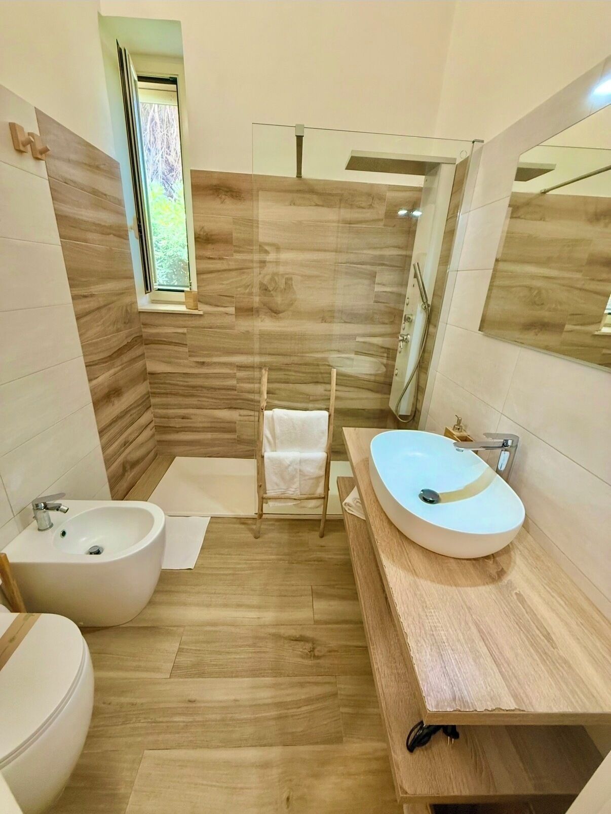 Douche, sèche-cheveux, bidet, serviettes fournies