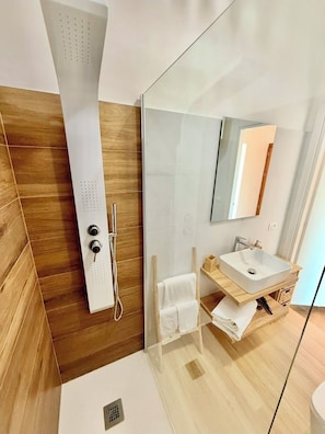 Douche, sèche-cheveux, bidet, serviettes fournies