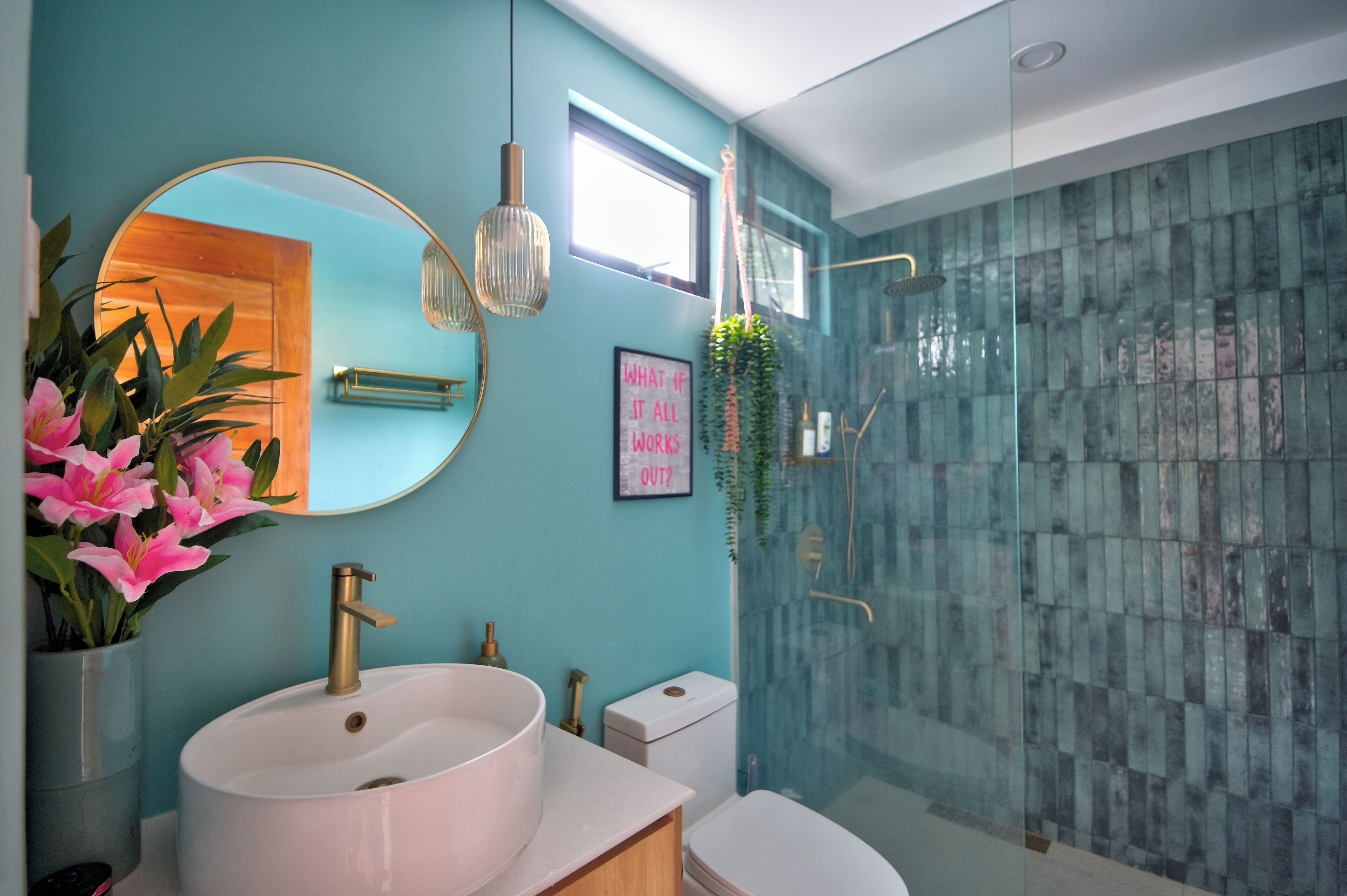 Douche, sèche-cheveux, bidet, serviettes fournies
