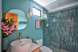 Shower, hair dryer, bidet, towels