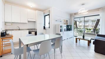 Mikrowelle, Ofen, Geschirrspüler, Wasserkocher mit Kaffee-/Teezubehör