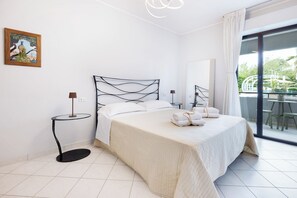 3 bedrooms, WiFi, bed sheets - Riviera Collection: Carinzia Sea View (RICCIONE)