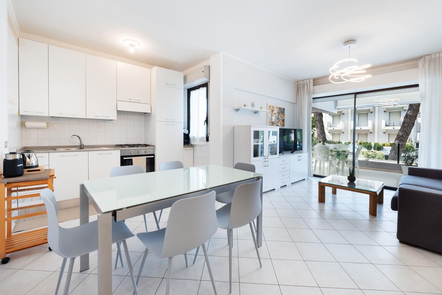 Microondas, horno, lavavajillas y cafetera y tetera 