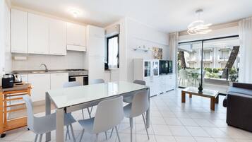 Mikrowelle, Ofen, Geschirrspüler, Wasserkocher mit Kaffee-/Teezubehör