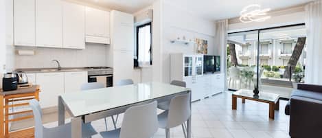 Micro-ondas, fogão, lava-louças, cafeteira/chaleira