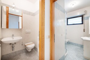 Sèche-cheveux, serviettes fournies